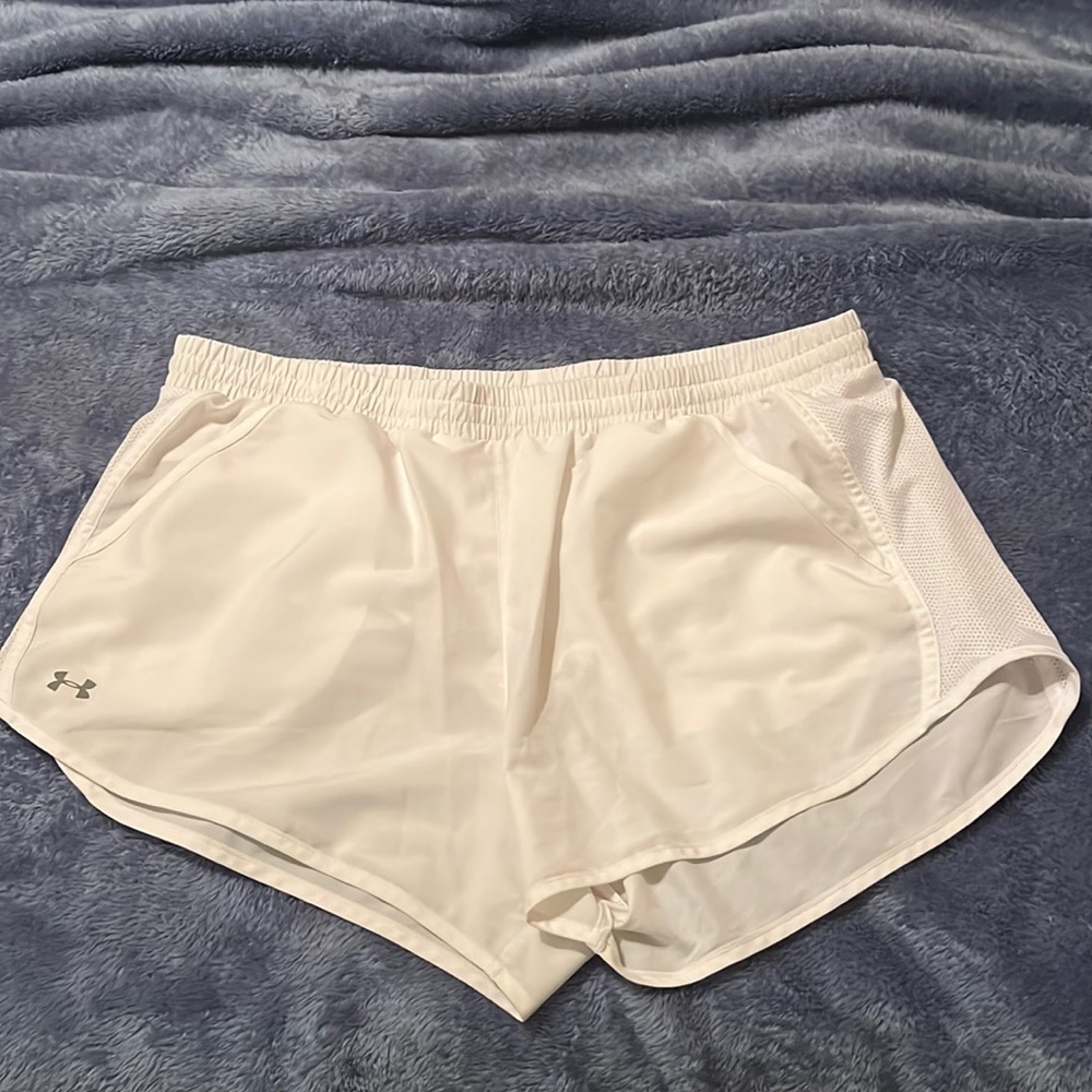 Size XL white under armour athletic shorts
